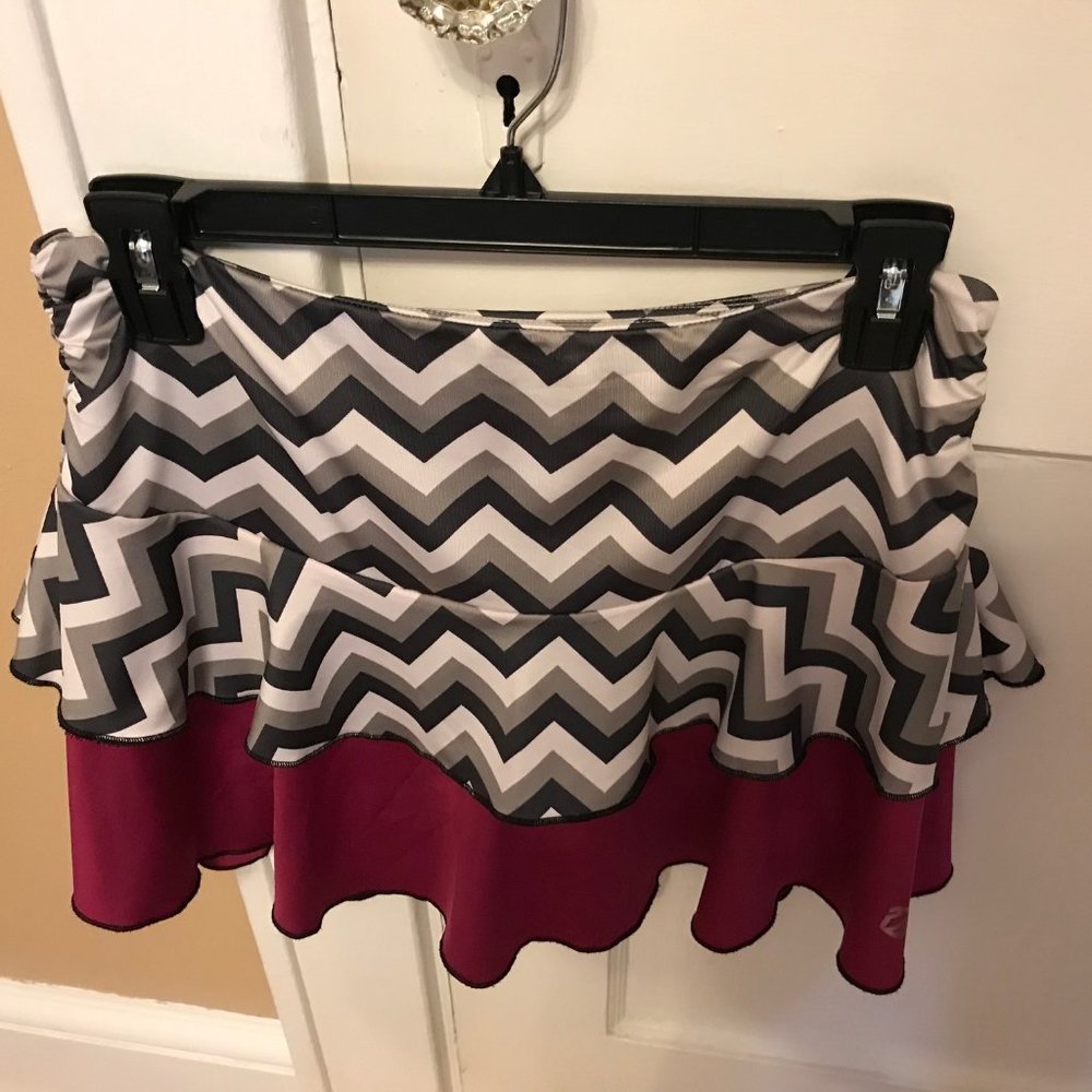 Adedge ruffled tiered chevron black white magenta print tennis skirt M